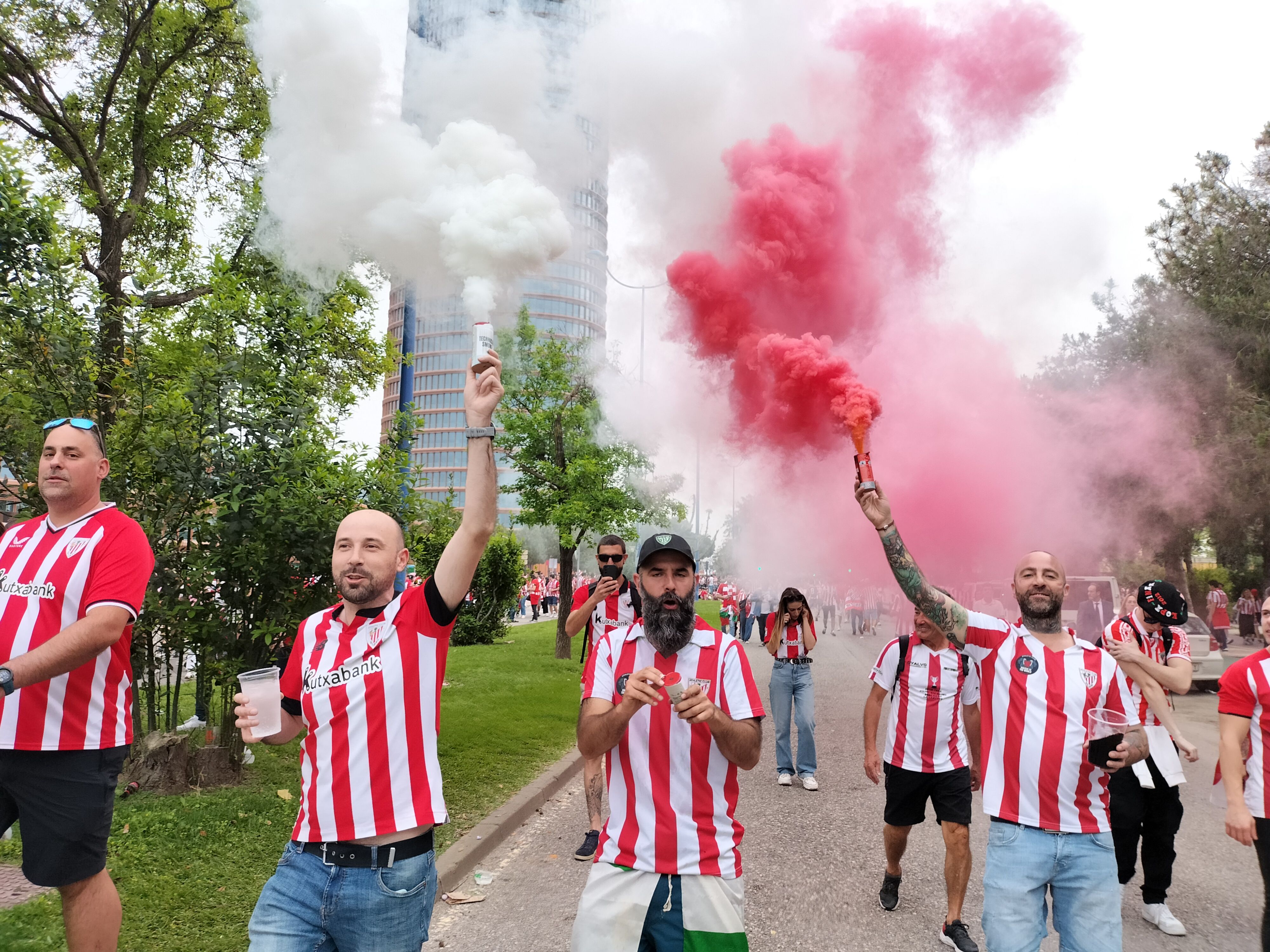Varios aficionados del Athletic Club de Bilbao en Sevilla.