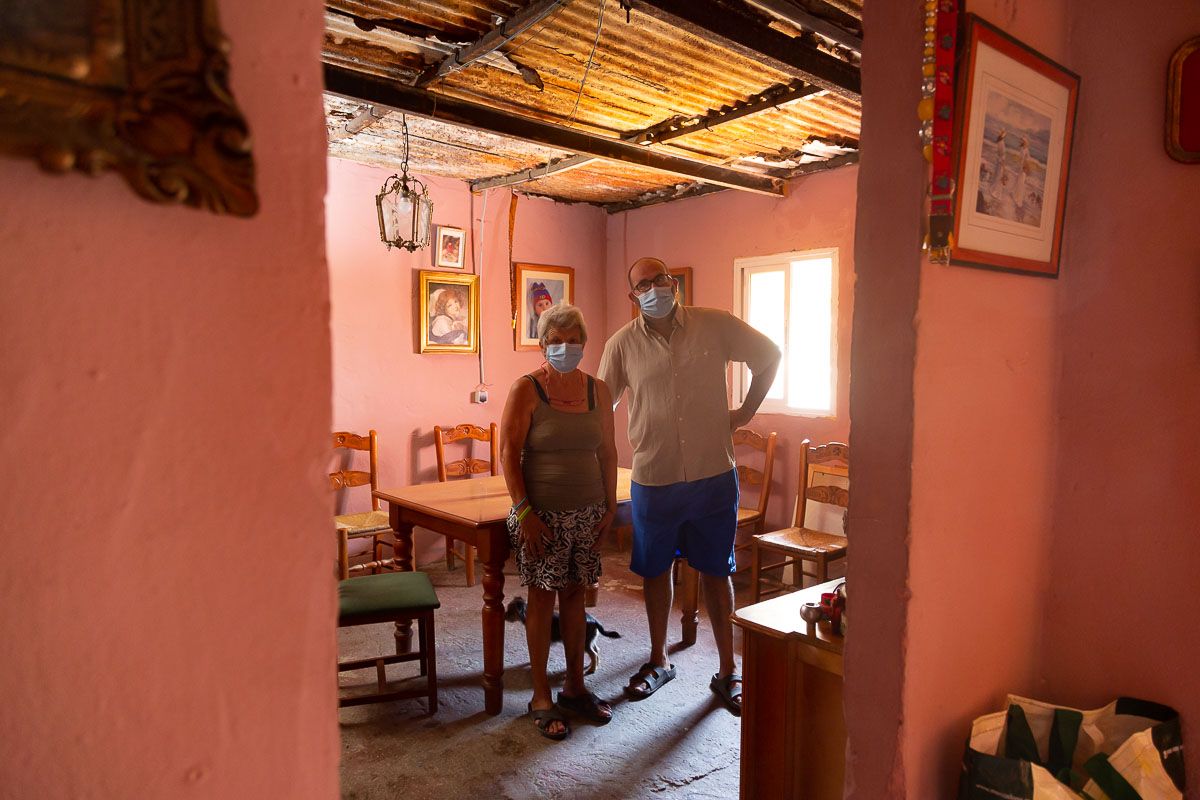 Marina Núñez y su hijo Javier, en el salón de su casa. FOTO: JUAN CARLOS TORO