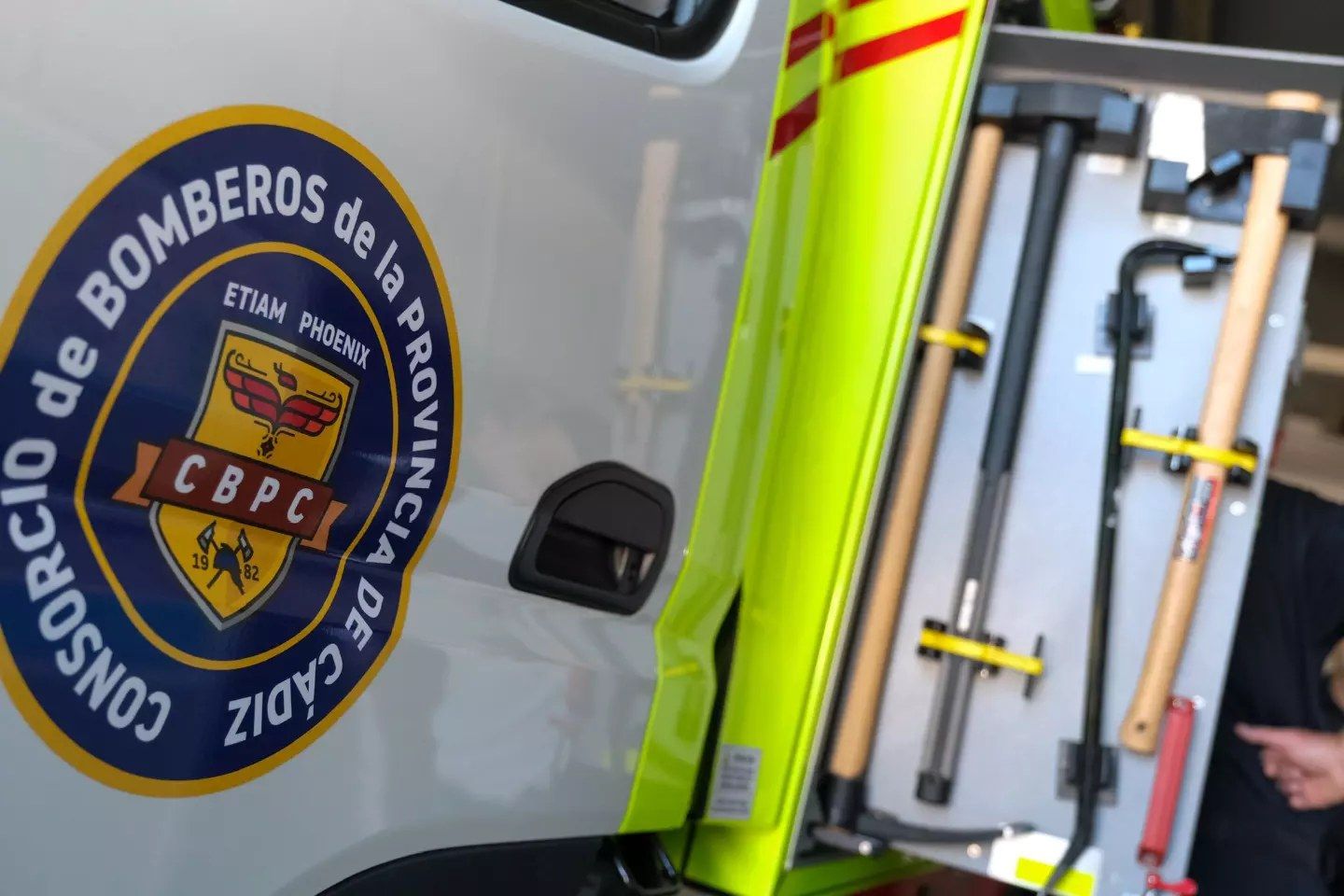 El techo de un bar de Chiclana se derrumba.