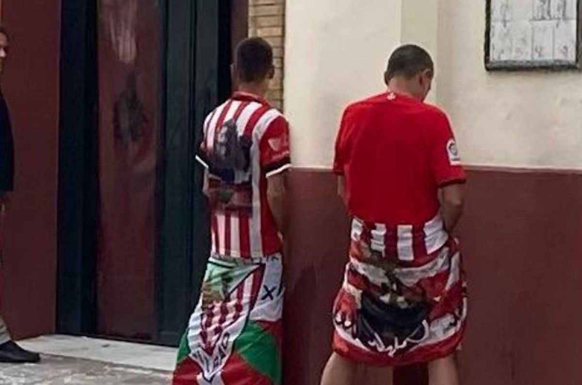 Aficionados del Athletic Club de Bilbao orinando en la fachada de la Basílica del Cachorro, en Sevilla.