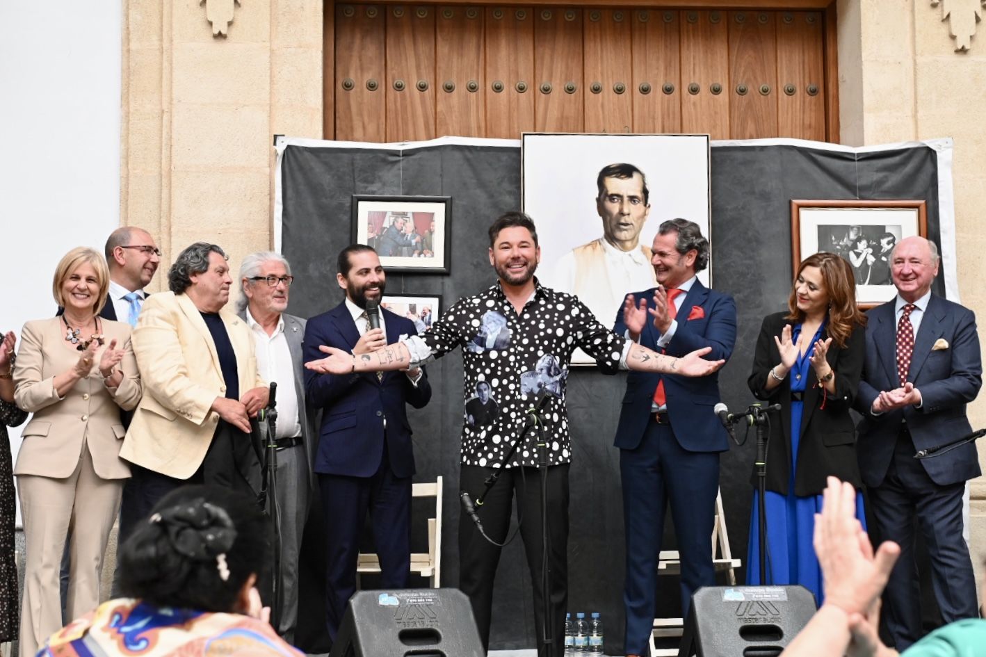La alcaldesa de Jerez felicita a Miguel Poveda por recibir la Insignia de Oro de la Peña Tío José de Paula.