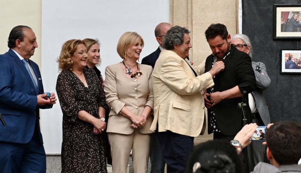 Entrega de la Insignia de Oro a Miguel Poveda.
