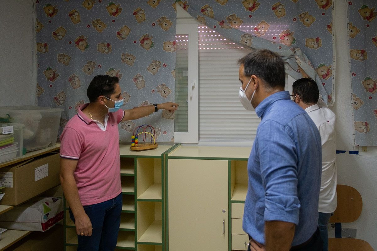 El alcalde de Trebujena, Jorge Rodríguez, y los ediles Ramón Galán y José Miguel Pérez, en un colegio de la localidad.