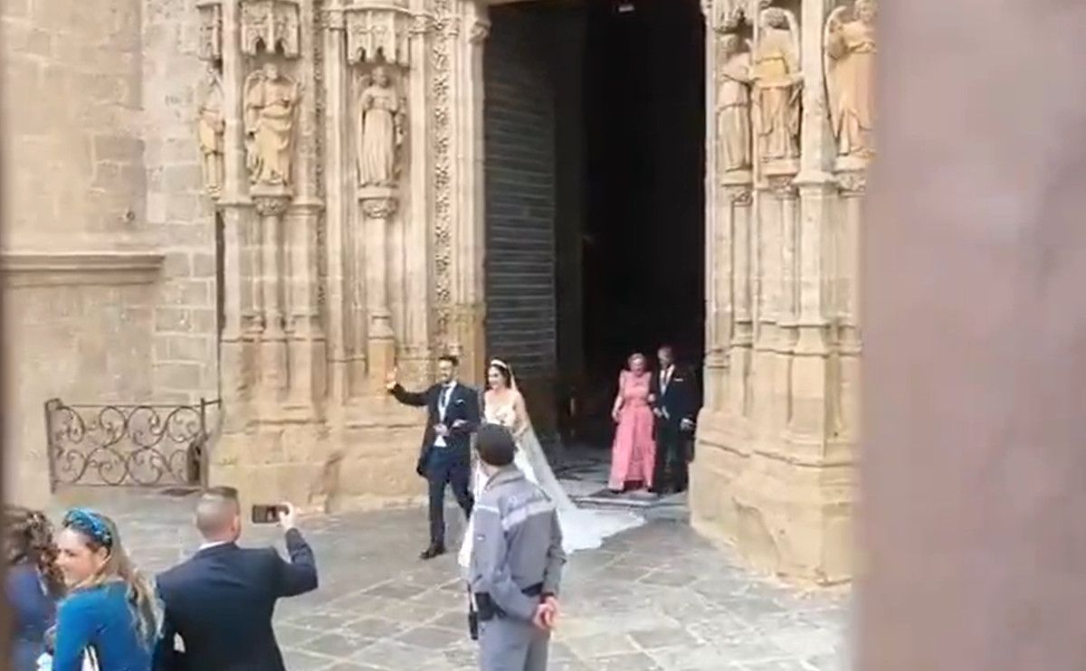 Ismael y María reciben una ovación al salir de la Catedral de Sevilla.