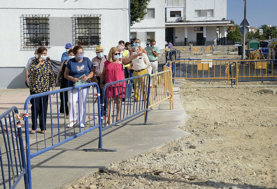 La alcaldesa, visitando las obras en Tomás García Figueras.