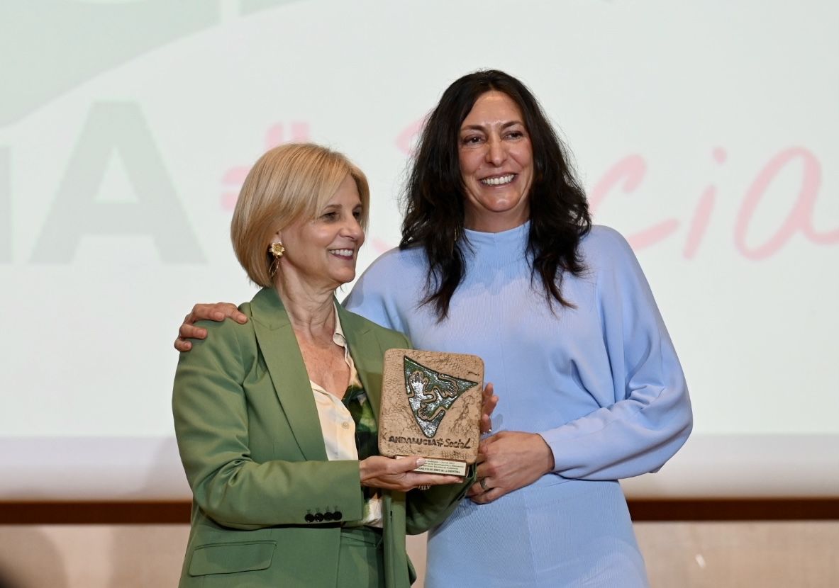 La alcaldesa de Jerez, María José García-Pelayo, reconoce el premio a los servicios sociales municipales concedido por la Junta.