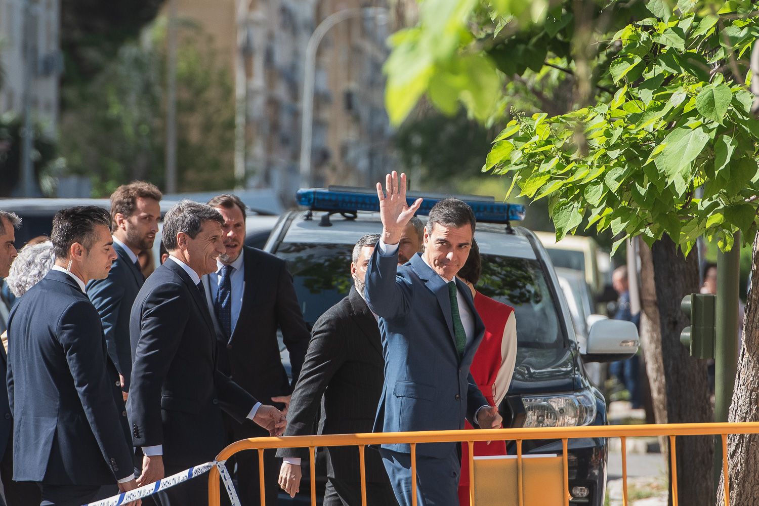 Deshojando la margarita. Sánchez, saludando durante su última visita a Sevilla.