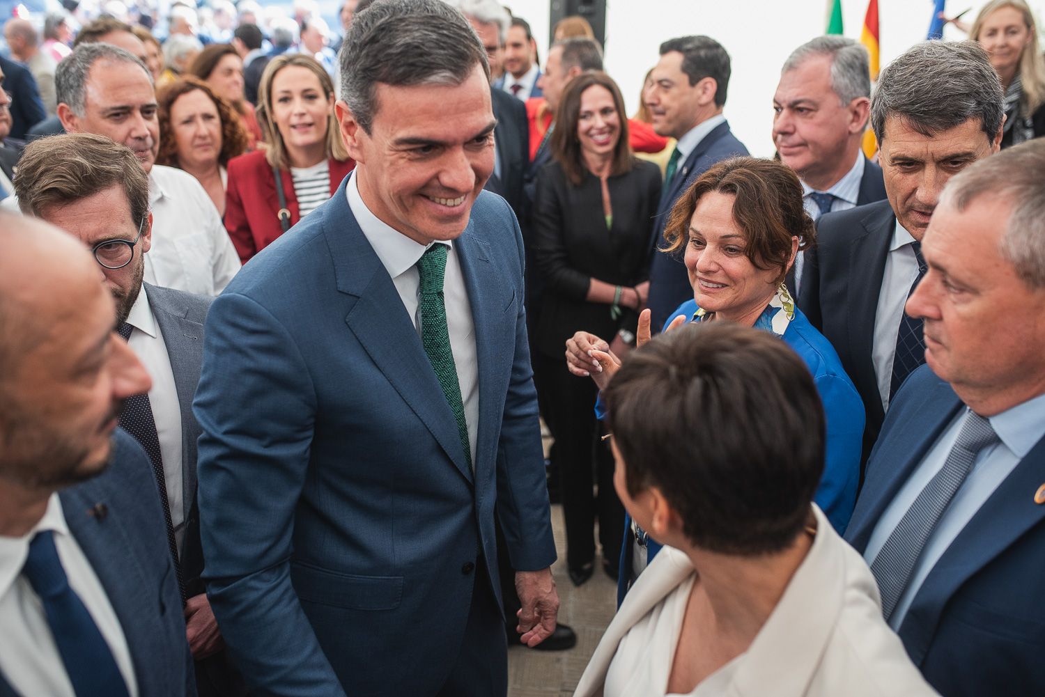 Pedro Sánchez, en el acto, con Juanma Moreno al fondo, este lunes en Pino Montano.