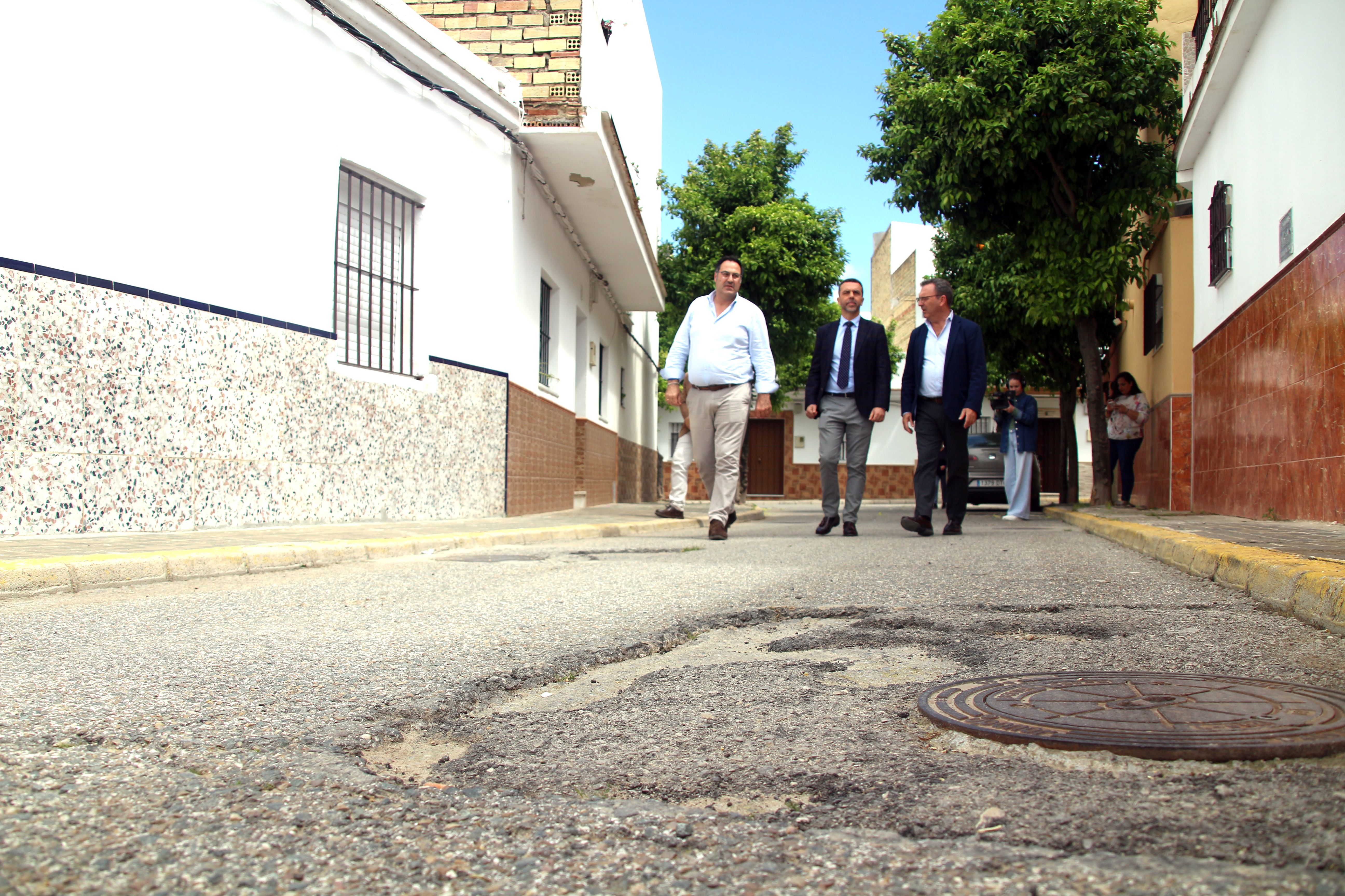 La visita a El Cuervo para presentar el plan de empleos rurales.