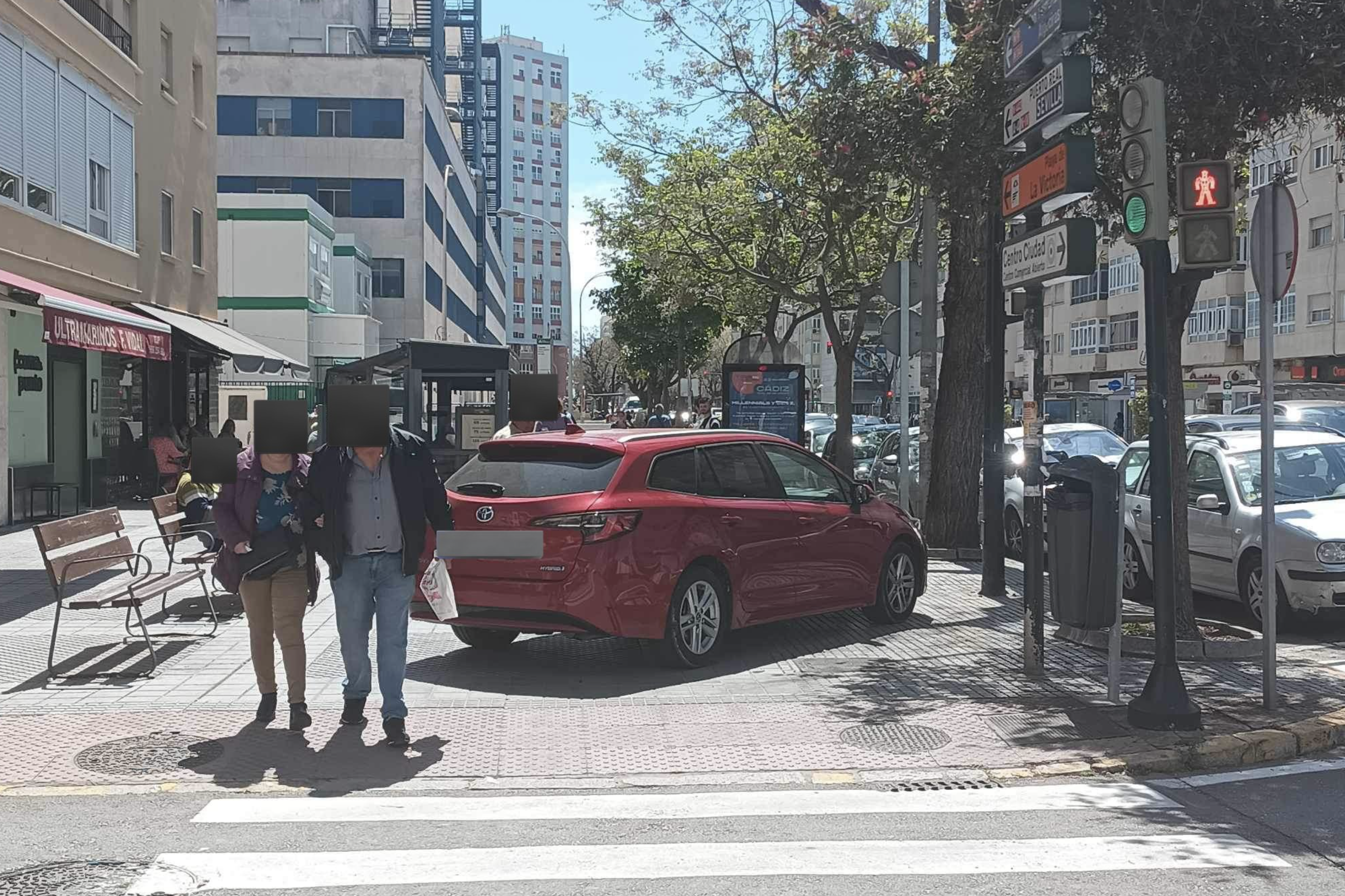 Un coche aparcado sobre la acera de la avenida Ana de Viya en Cádiz.