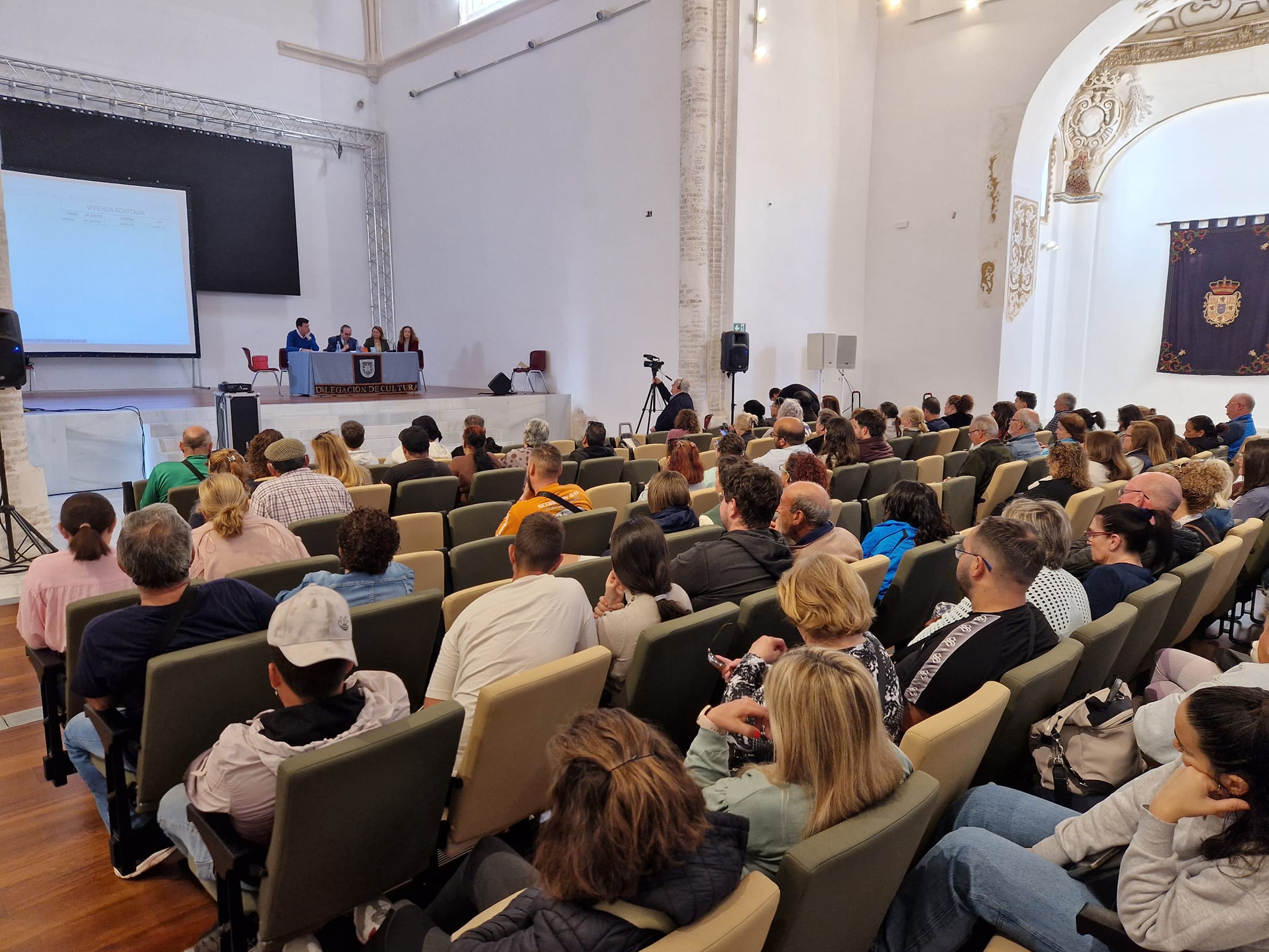 La expectación en Carmona por los 30 pisos públicos, durante el sorteo.