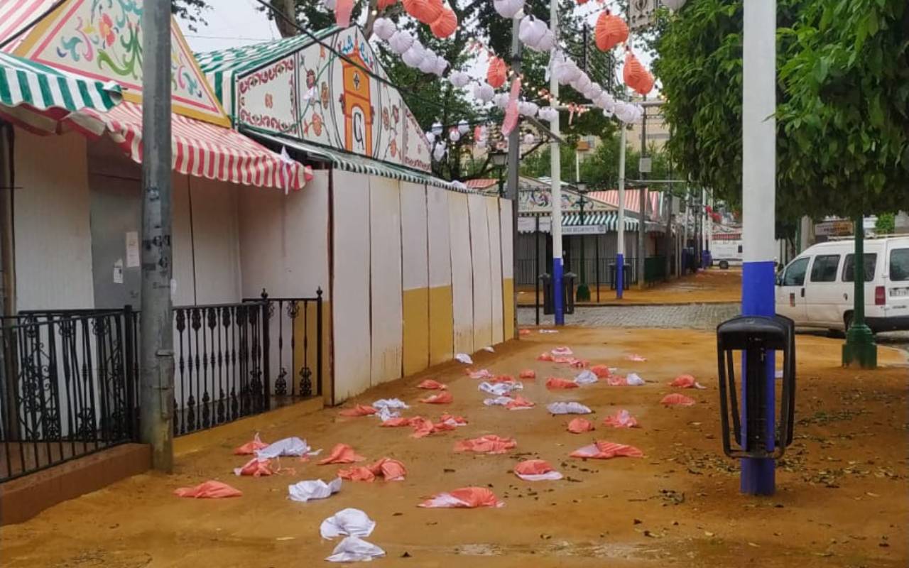 Imagen de los farolillos caídos en el suelo en Sevilla, publicada por la cuenta @Feriade_Abril en X.