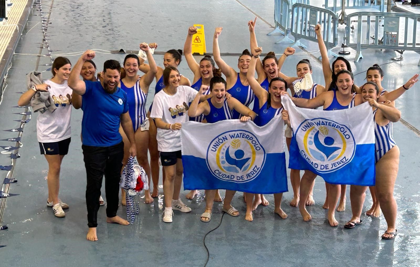 El equipo femenino del Unión Waterpolo Ciudad de Jerez, primero de la provincia de Cádiz en lograr el bronce en el campeonato de Andalucía.