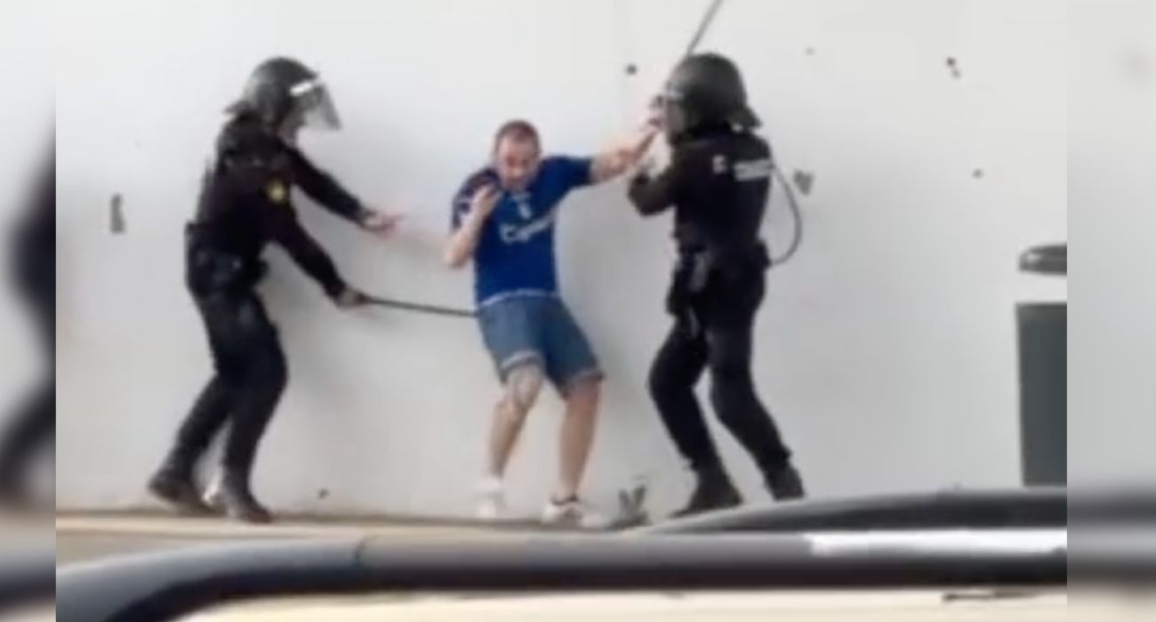Una imagen de la carga policial contra un aficionado del Xerez CD.