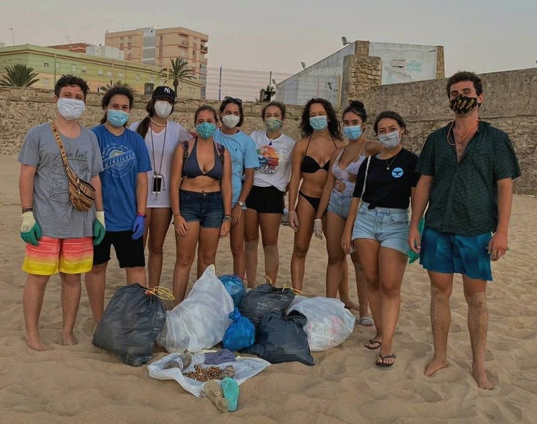 Miembros de Zero Waste Cádiz, con la basura recogida.