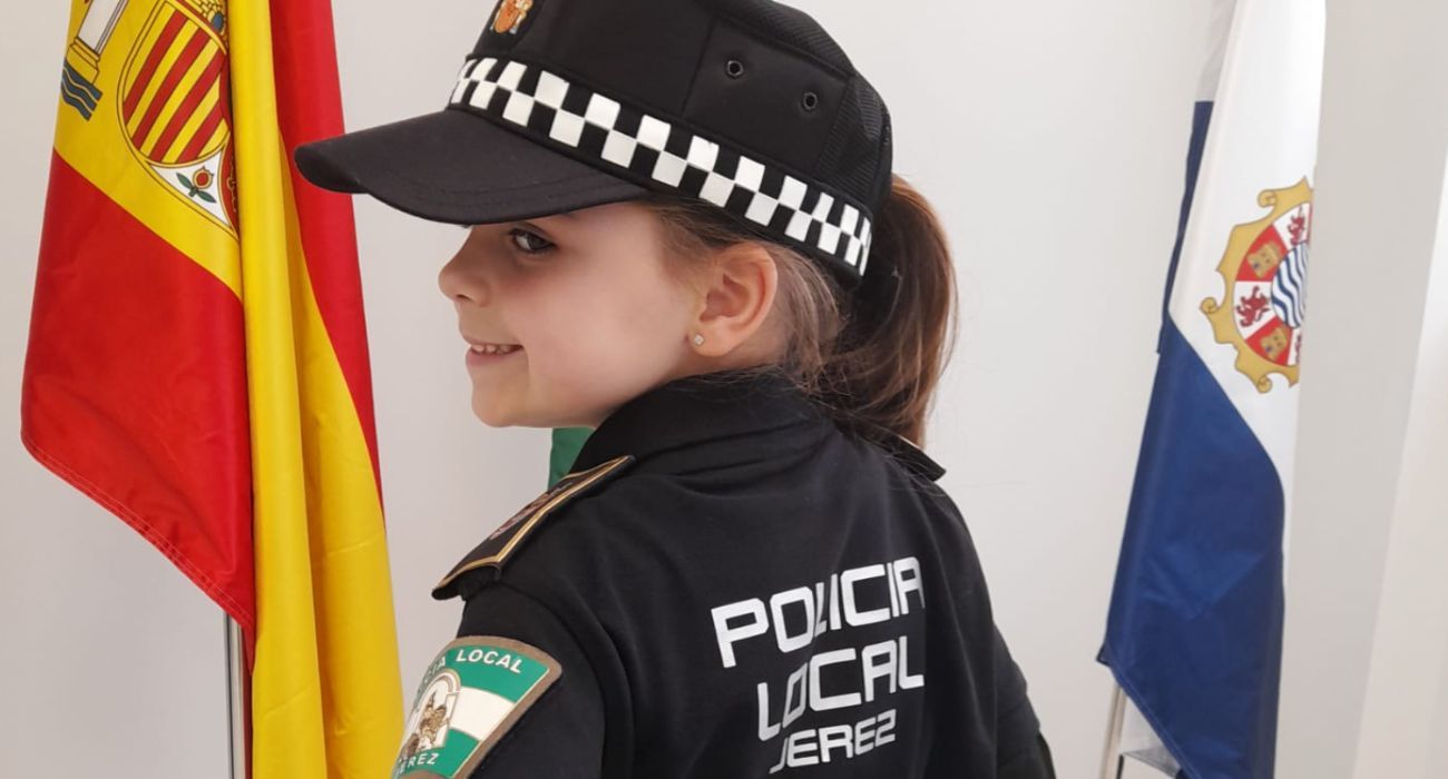 Daniella, la joven 'policía' que ha regalado sonrisas en la nueva Jefatura de la Policía Local de Jerez.