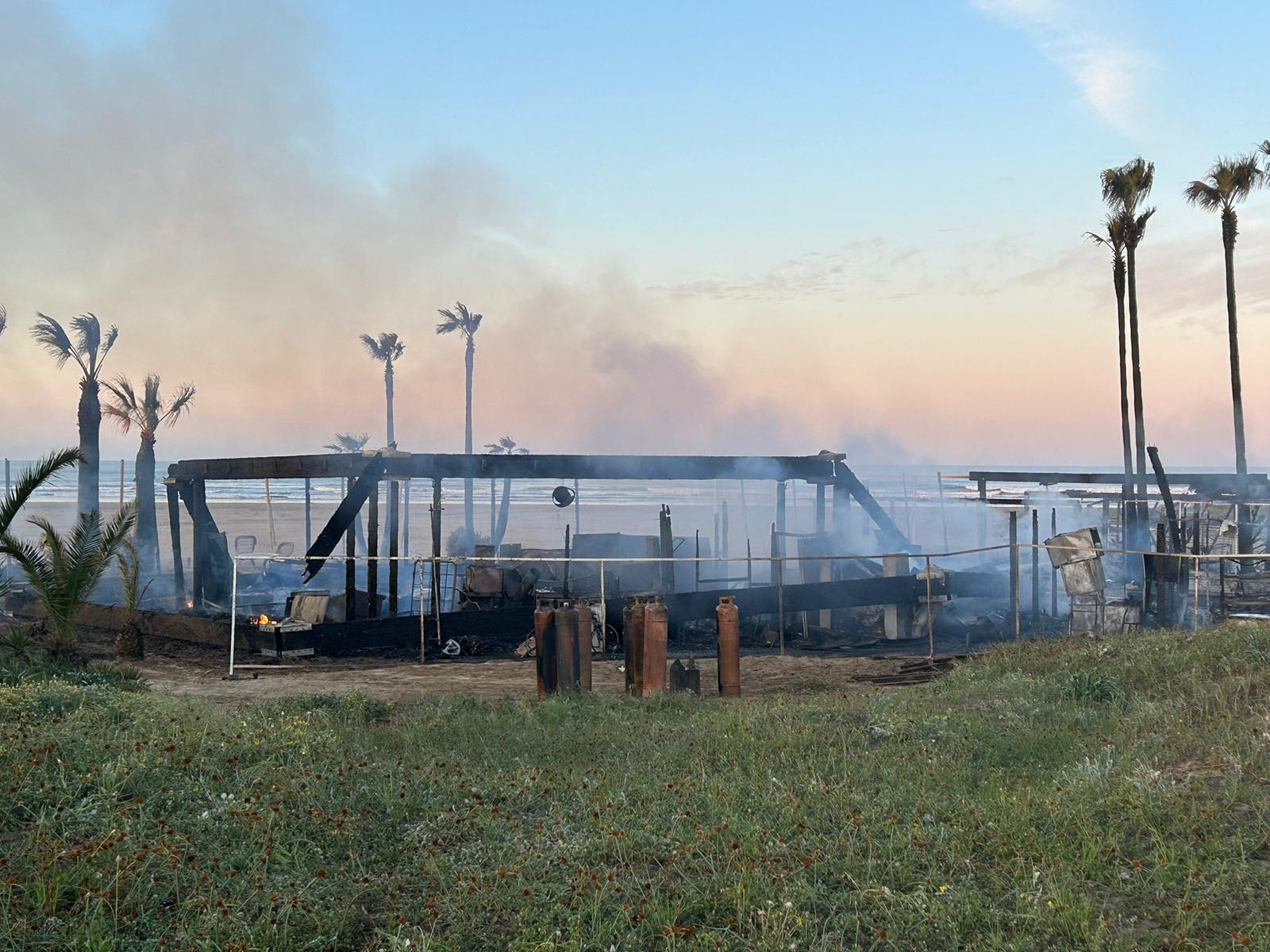 Un incendio devora el emblemático chiringuito El Tabla en Punta Umbría, en Huelva. 