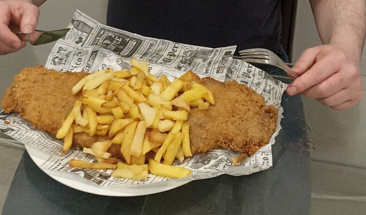 Plato de cachopo del restaurante El Trompeta en Cádiz, aspirante a ser el mejor de España.