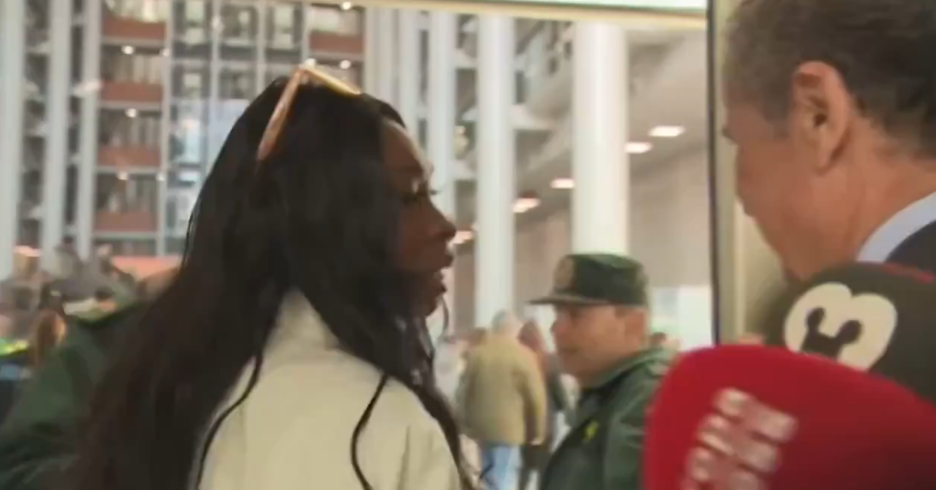 Fotograma del vídeo en que una mujer se encara con Zaplana.