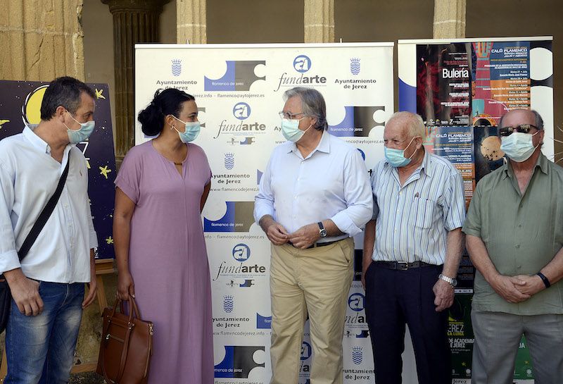 El teniente de alcaldesa Francisco Camas, con representantes de la Federación de Peñas Flamencas y de la Peña La Zúa.