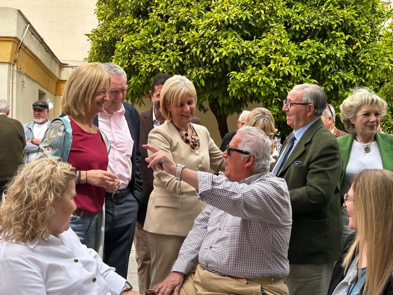 La alcaldesa María José García-Pelayo, con vecinos de La Constancia.