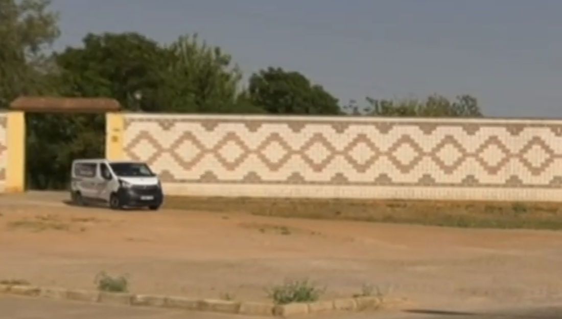 Una furgoneta sale de la finca donde han tenido lugar los hechos. FOTO: Canalsur.es