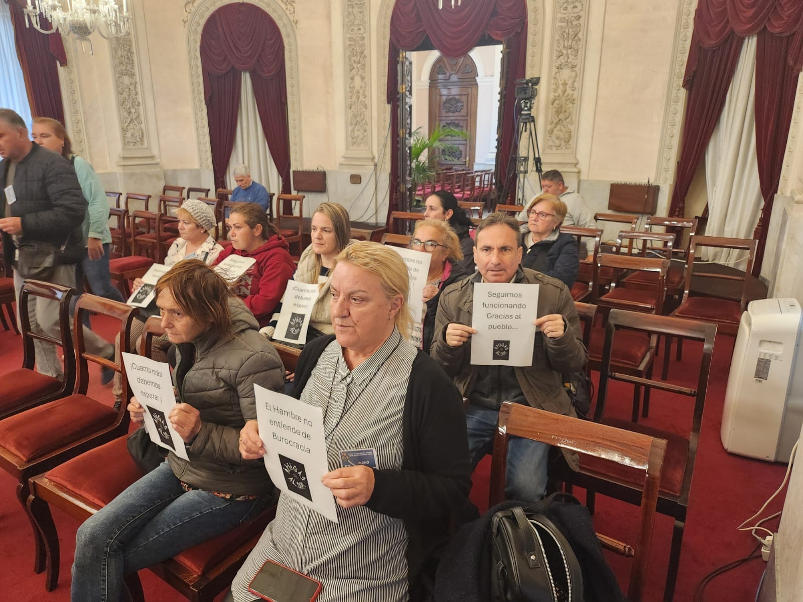 Imagen de la acción llevada a cabo por el comedor social Amigas al Sur en el Ayuntamiento de Cádiz, publicada en sus redes sociales.