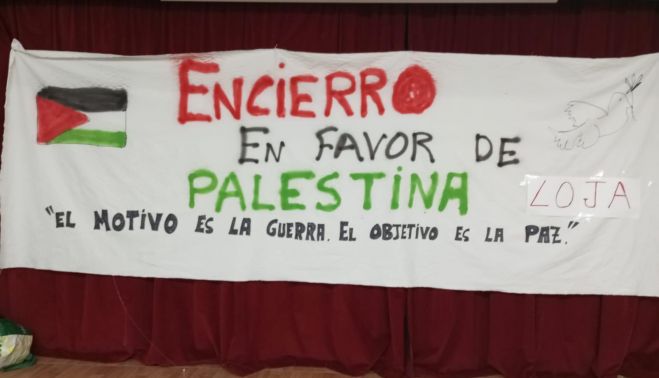 Pancarta en favor de Palestina en el encierro de Loja.