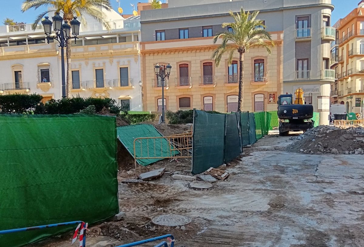 Encuentran restos arqueológicos en una plaza de Huelva.