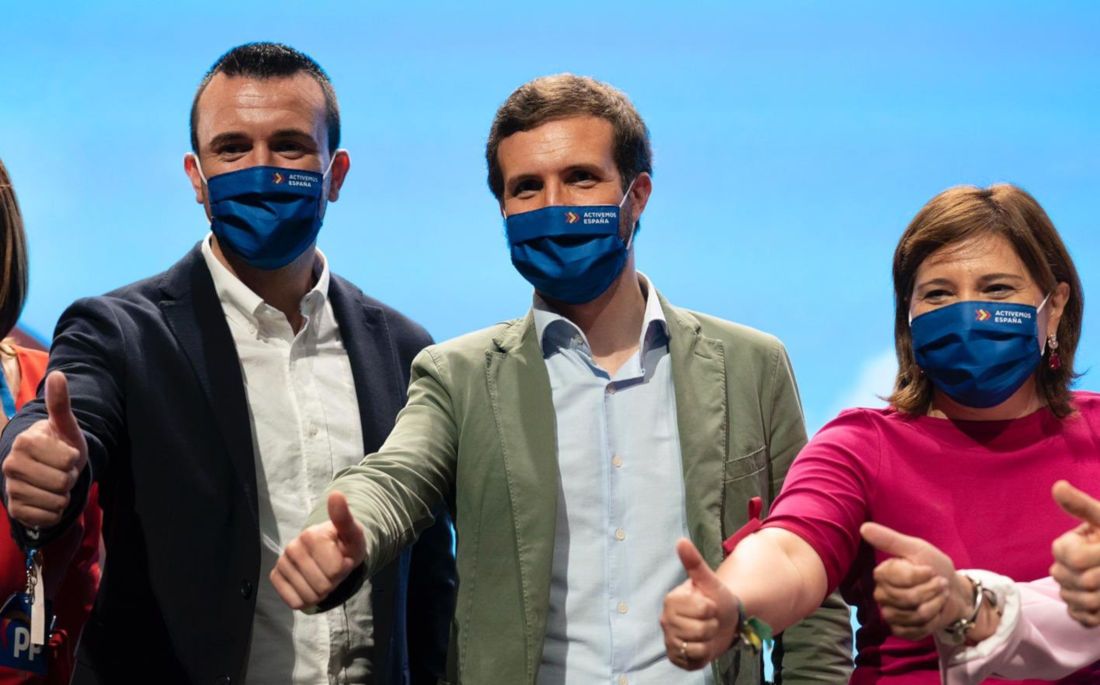 Pablo Casado, en el centro, en un acto del PP. FOTO: PP