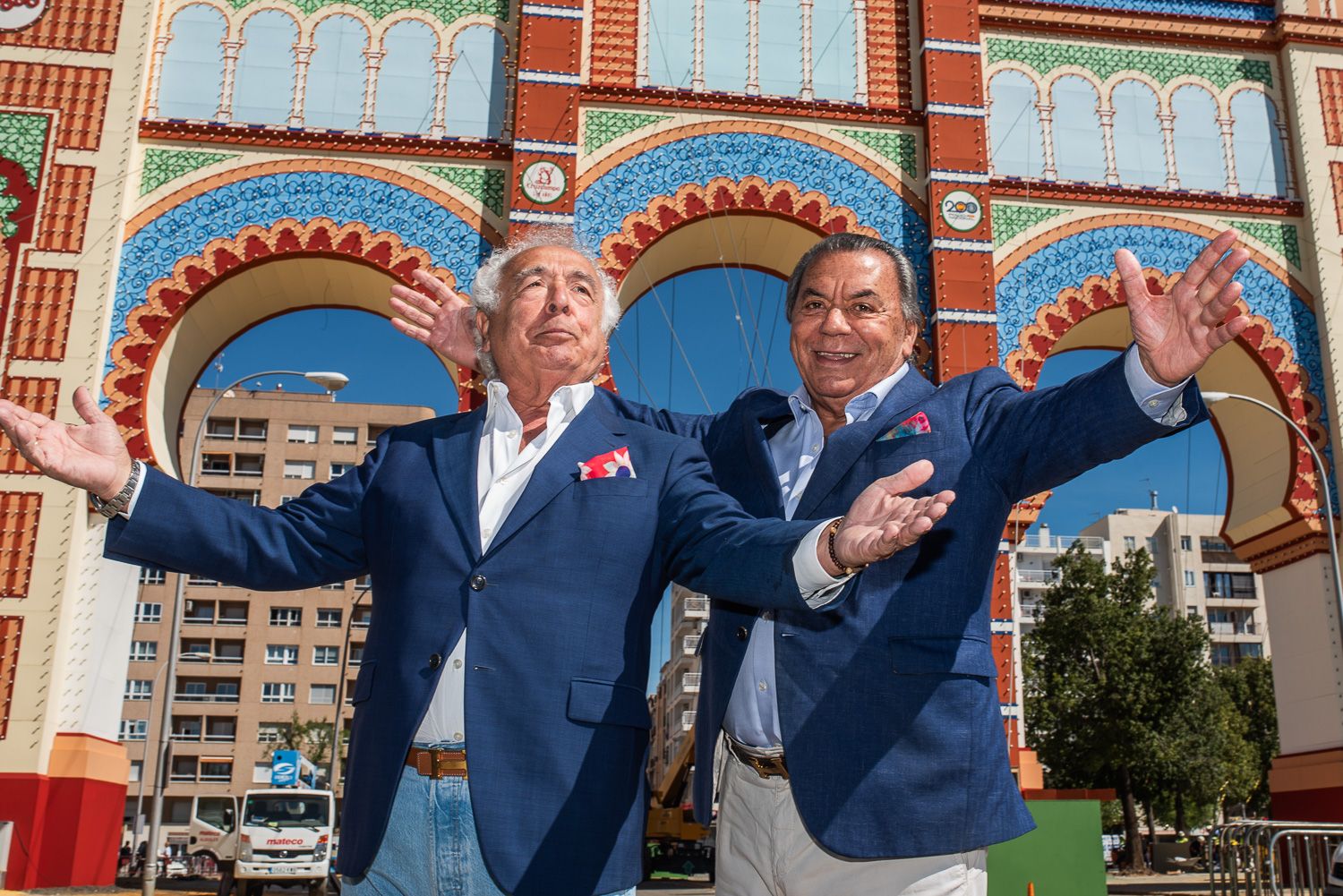 El grupo 'Los del Río', en la portada de la Feria de Abril, este miércoles.