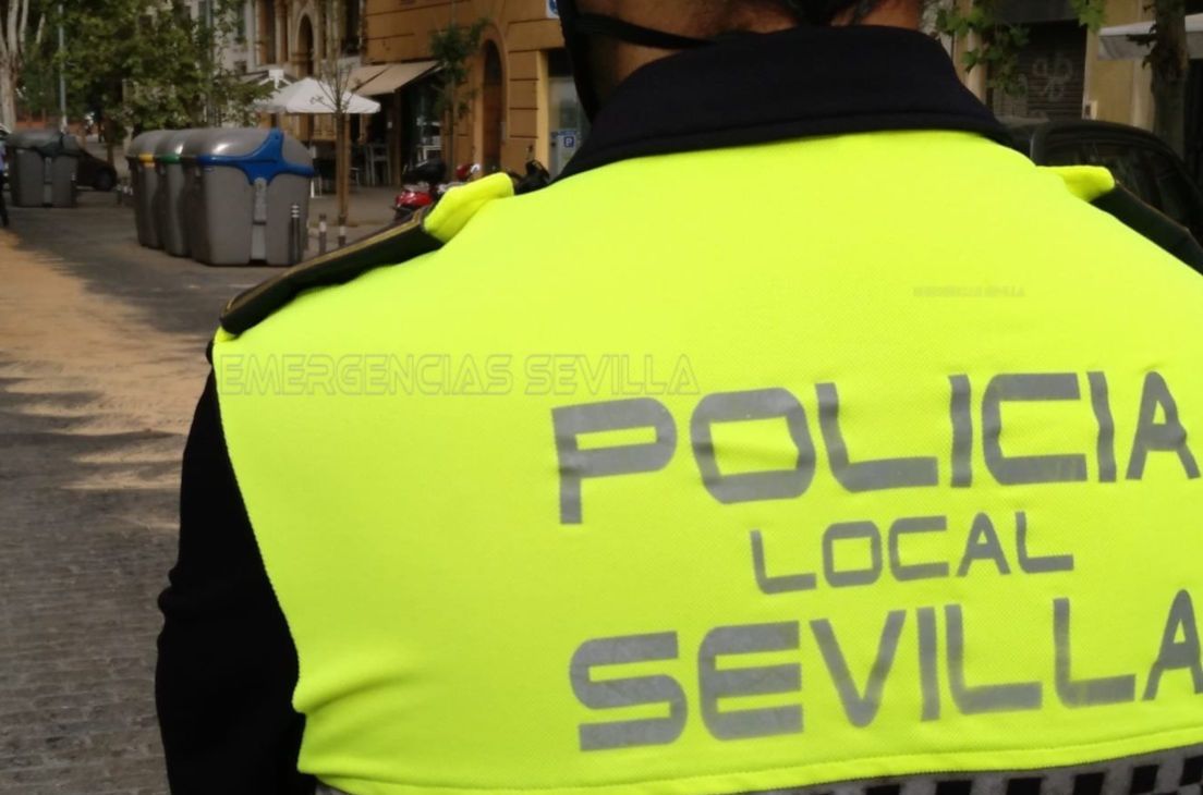 Un agente de la Policía Local de Sevilla, en una imagen de archivo. FOTO: Emergencias Sevilla