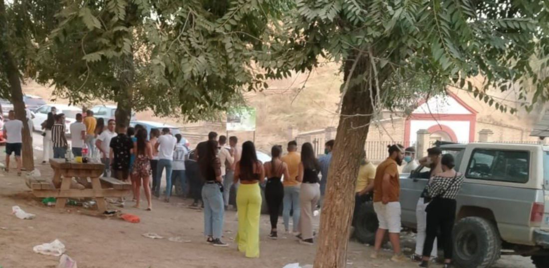 Una imagen del botellón cazado en Huelva. FOTO: Ayuntamiento de Escacena