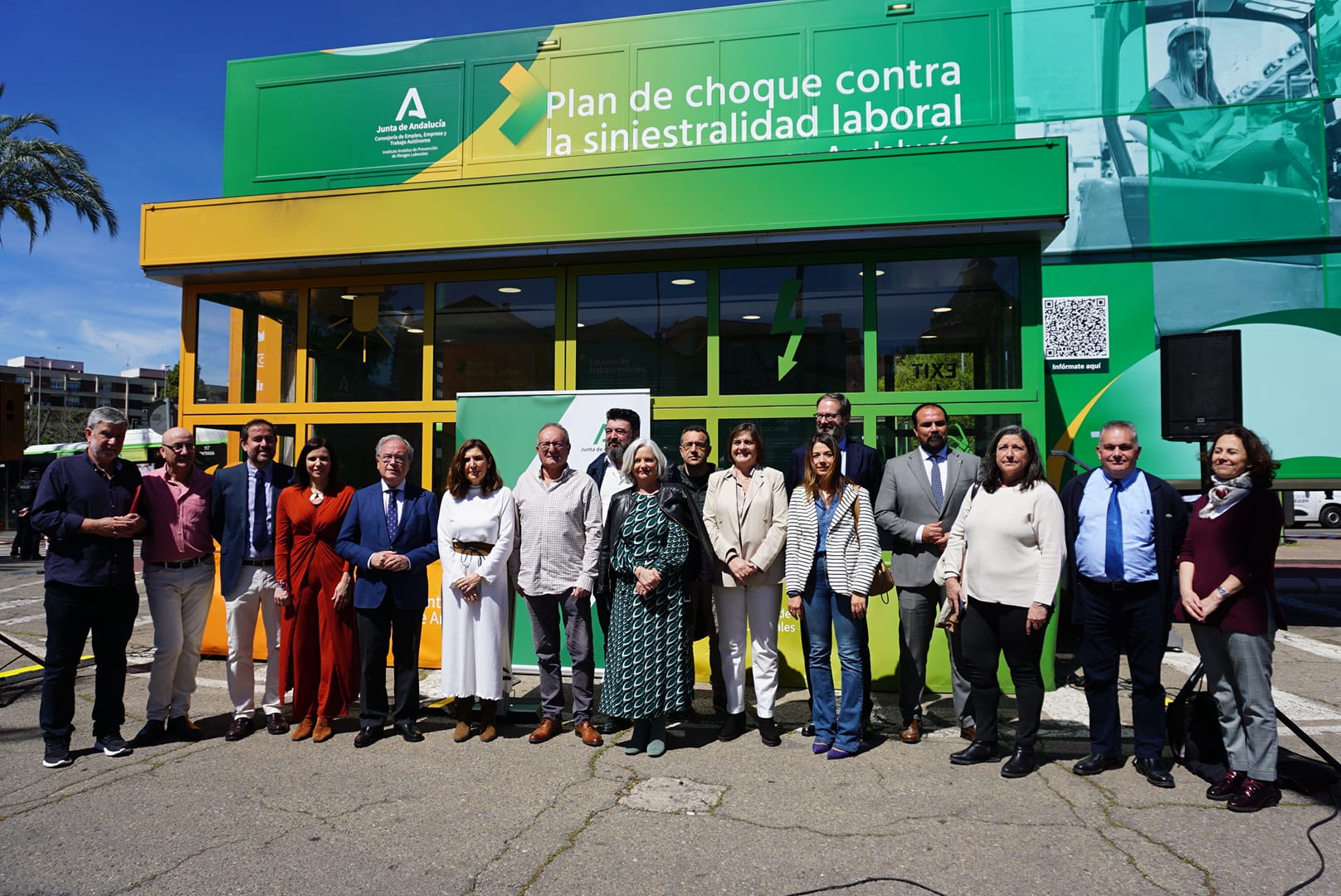 Un momento de la visita de Rocío Blanco, consejera de Empleo, este miércoles en Córdoba a la unidad móvil de prevención de riesgos laborales.  JUNTA DE ANDALUCÍA