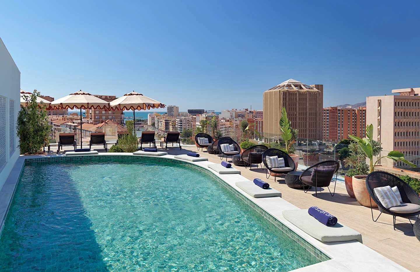 La piscina del hotel H10 Croma Málaga, en una foto publicada en su página web. Se prevé que piscinas como esta sí puedan llenarse, mientras que no las de particulares.