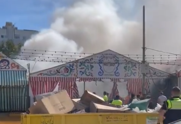 Incendio de una caseta de la Feria de Abril, en una imagen publicada en redes por @LolaSanjuanCKL.