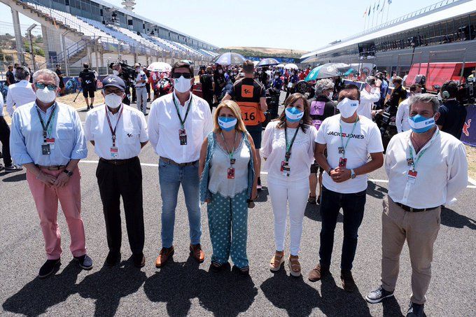 El vicepresidente andaluz Juan Marín, con la alcaldesa Mamen Sánchez y miembros del gobierno local, en el Circuito. 