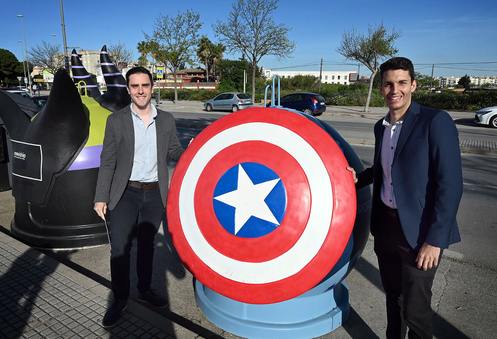 Espinar y el responsable regional de Ecovidrio junto a uno de los contenedores. 