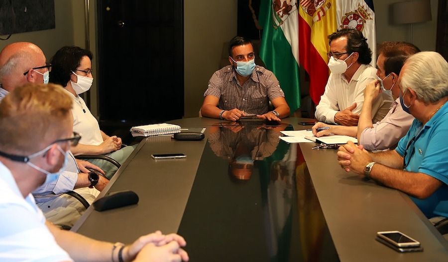 El teniente de alcaldesa José Antonio Díaz, reunido con comerciantes.