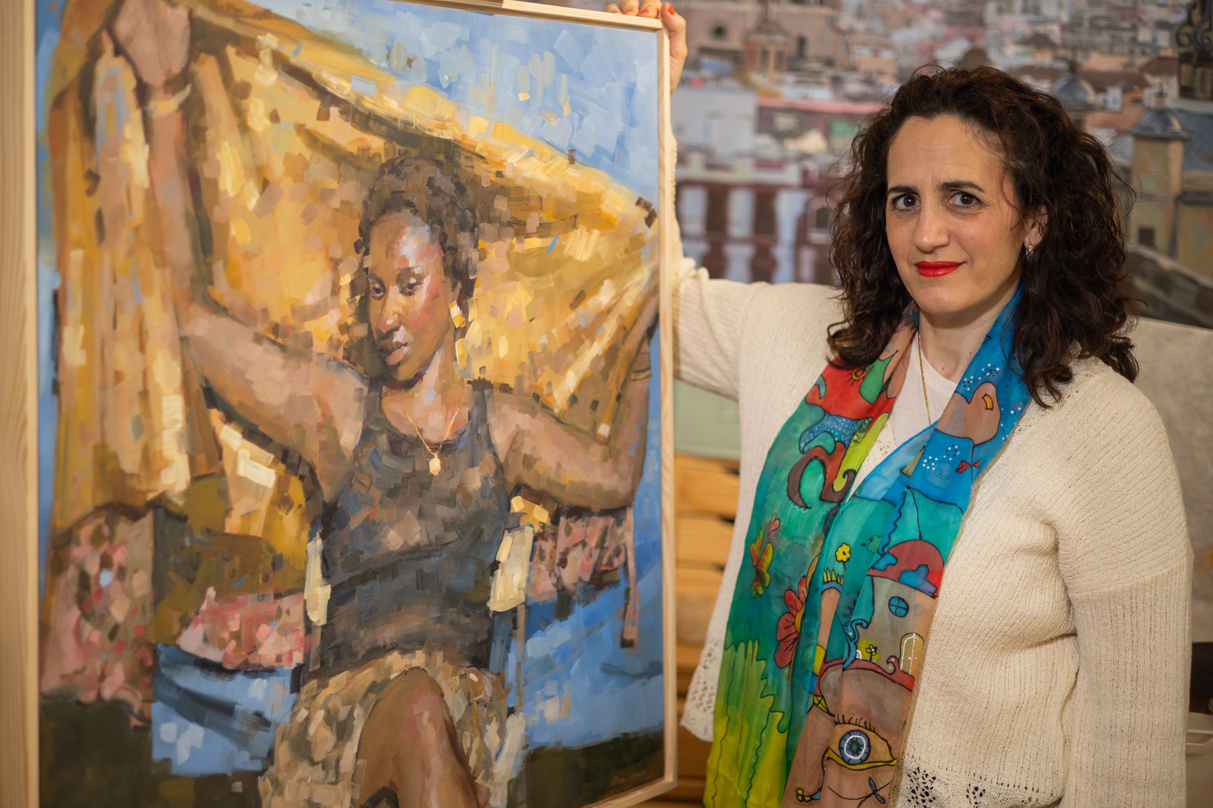 La pintora Cristina López, junto a una de sus pinturas. 