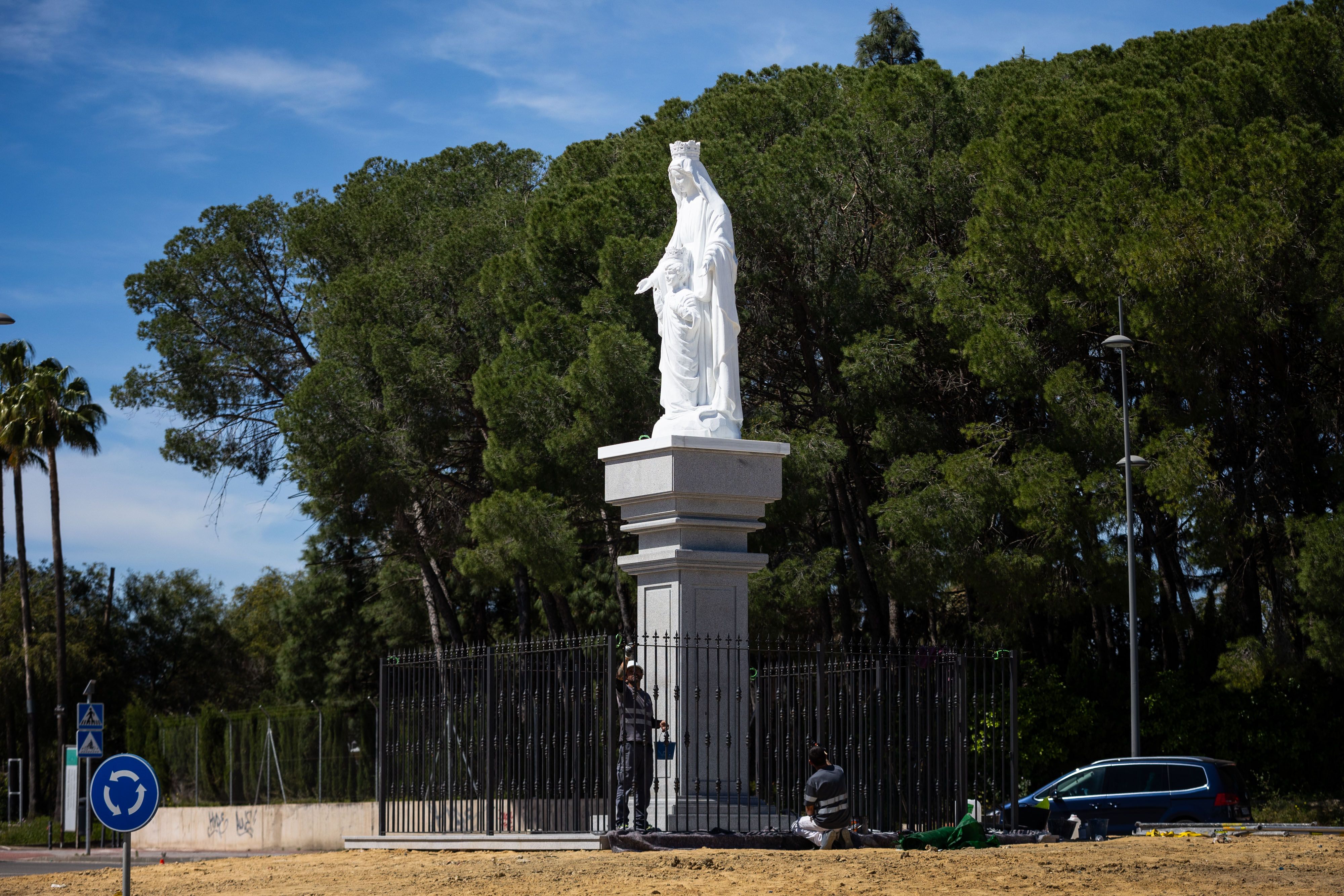 Una magna. La Virgen, en su imponente nueva estatua en la rotonda de Montealto.