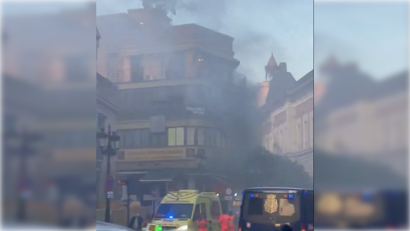 La gran humareda formada tras el incendio en una hamburguesería en Sevilla.