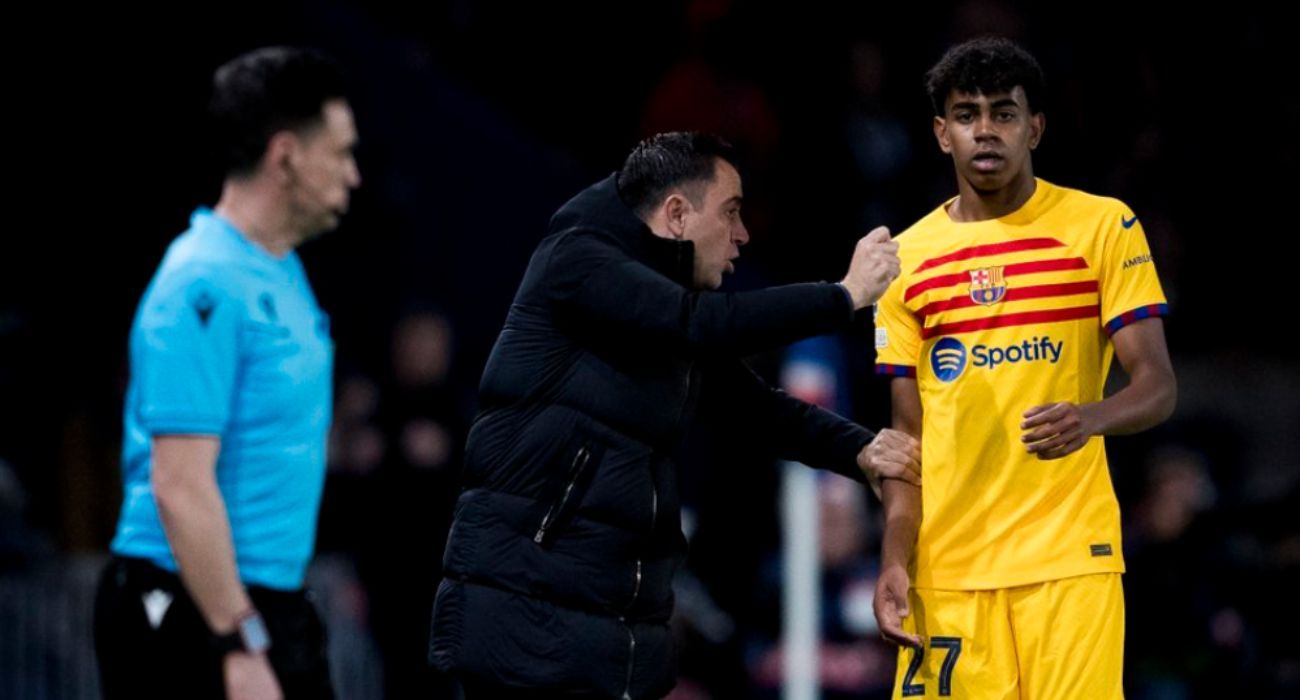 Lamine Yamal, junto a Xavi, en el partido frente al PSG.   FOTO: FCBARCELONA