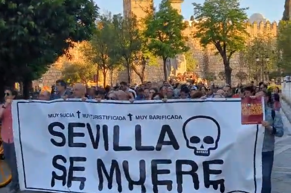 Un momento de la manifestación de 'Sevilla se muere', este miércoles.