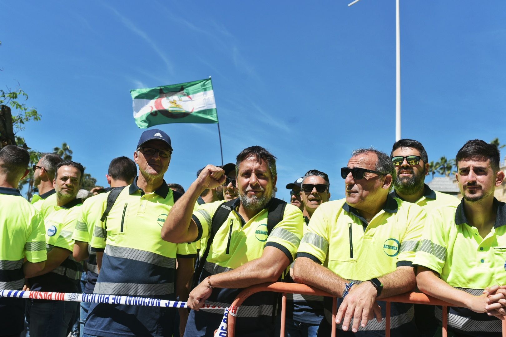 Trabajadores de Acerinox se concentraron a las puertas del Parlamento andaluz
