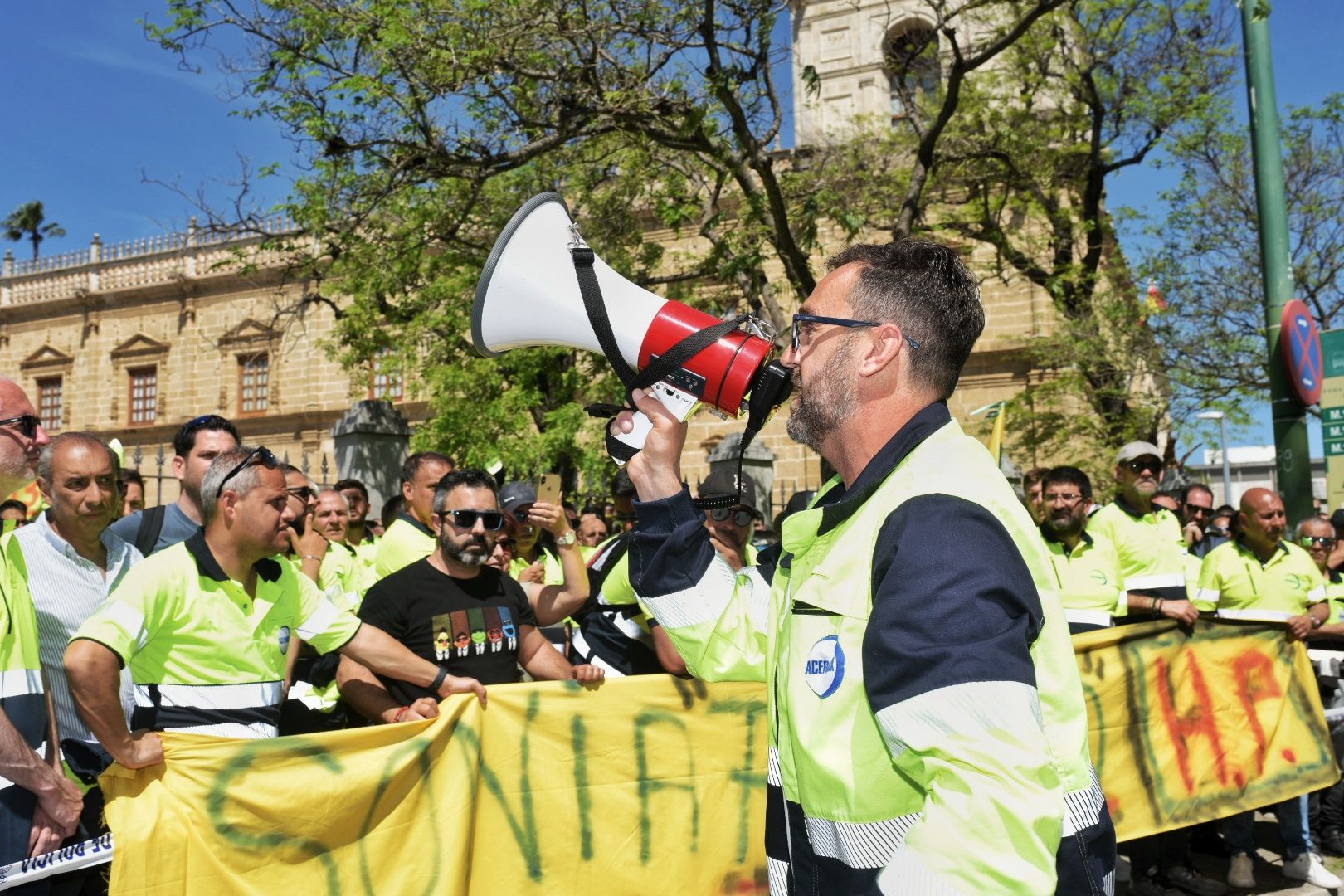 Un momento de una concentración de los trabajadores de Acerinox a las puertas del Parlamento andaluz.