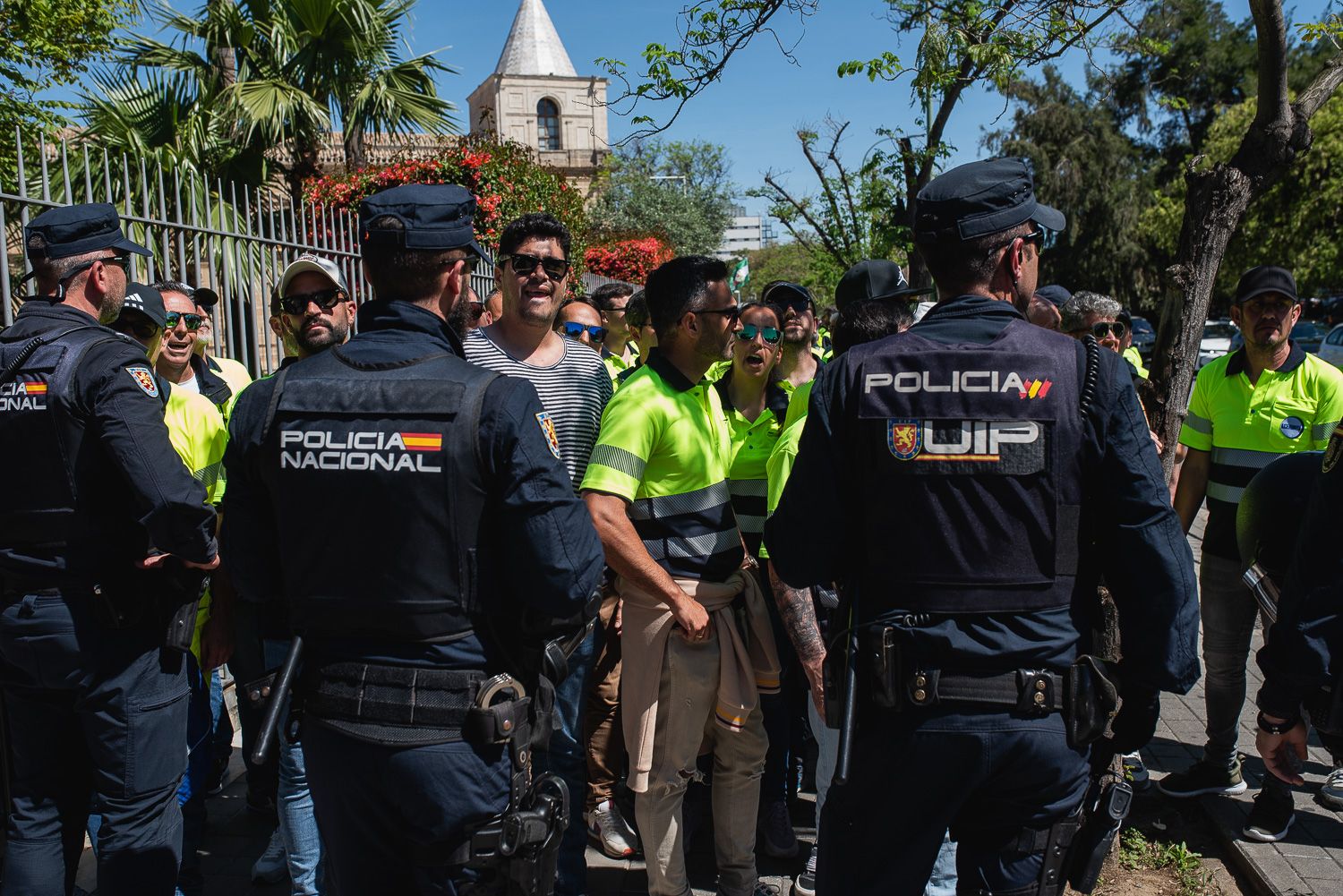 Trabajadores de Acerinox se concentran a las puertas del Parlamento andaluz