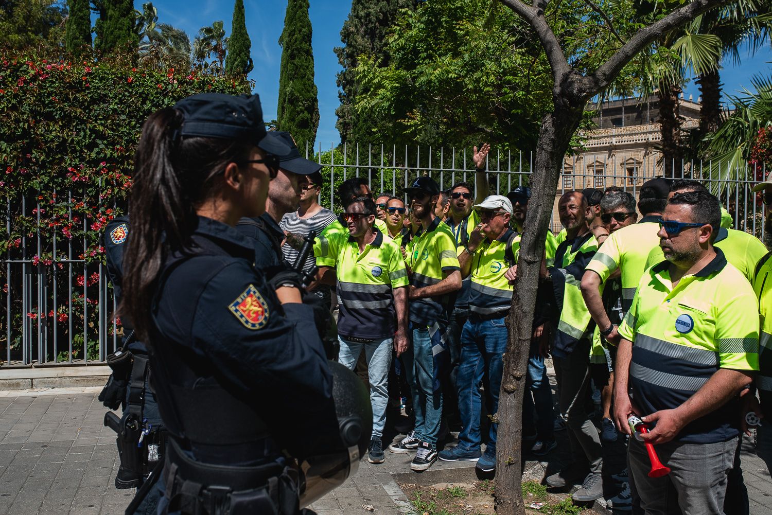 Trabajadores de Acerinox se concentran a las puertas del Parlamento andaluz