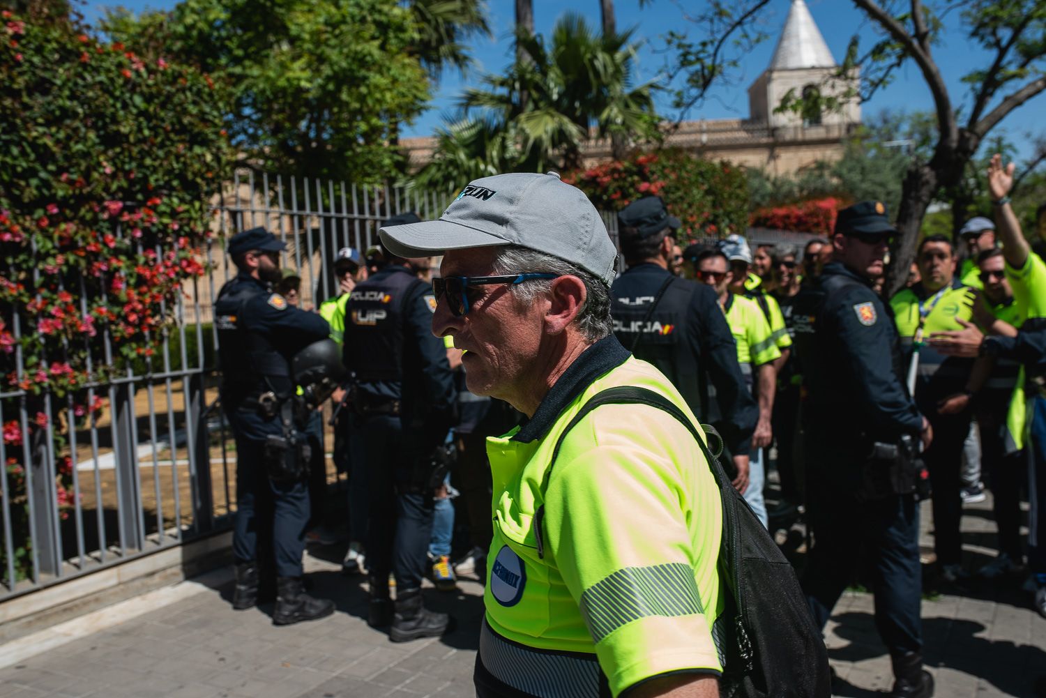 Trabajadores de Acerinox se concentran a las puertas del Parlamento andaluz