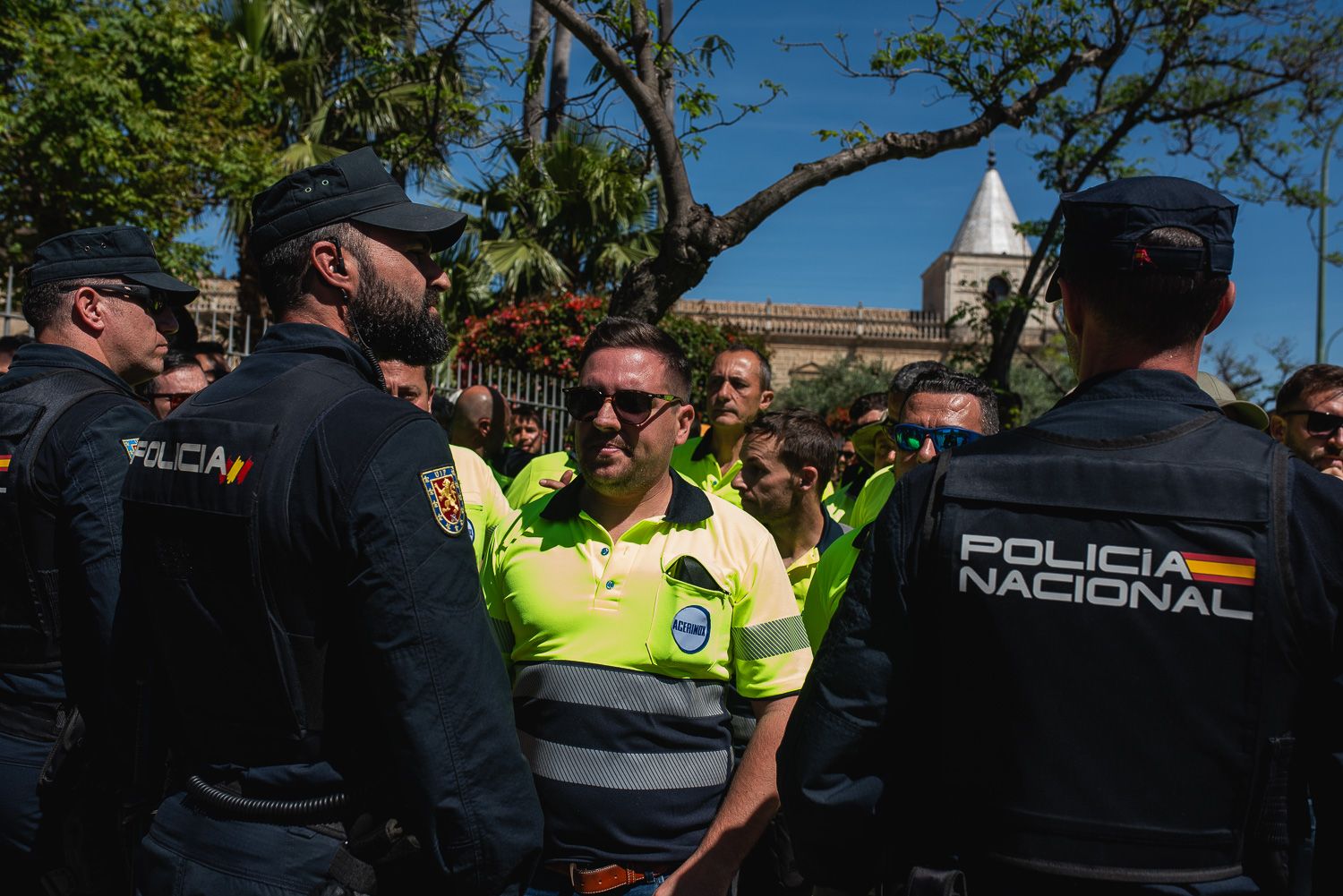 Trabajadores de Acerinox se concentran a las puertas del Parlamento andaluz